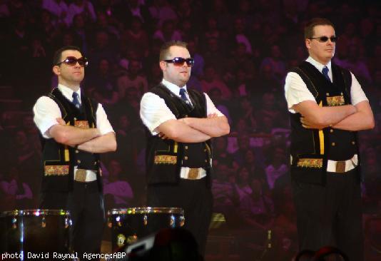 Les membres du Bagad Brieg arborant des lunettes façon \"Blues Brothers\".