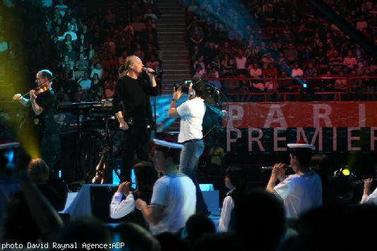 Alan Stivell a interprété \"Tri Martolod\" pour le final.