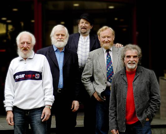 The Dubliners en 2005. De gauche à droite Eamonn Campbell - John Sheahan - Barney McKenna - Séan Cannon et Patsy Watchorn.