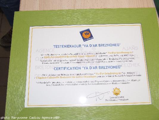 Un certificat 'Ya d'ar brezhoneg'.