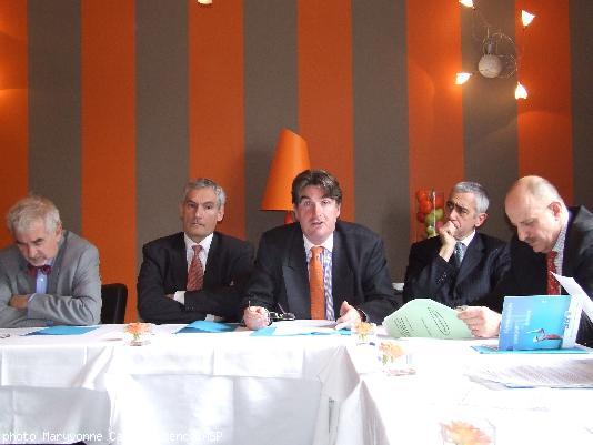 Au centre maître Bruno Denis lit la lettre à la presse. À g. maître Yann Choucq et maître Jean Bouëssel du Bourg. À sa g. maître François Perot et maître Éric Demidoff.