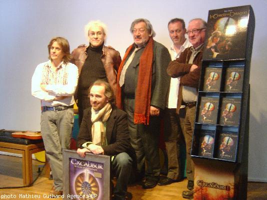 Alan Simon avec son DVD d\'or Excalibur entouré de Nilda Fernandez Jean-Louis Jossic Jean-Claude Dreyfus les éditions Pascal Petiot et Jean Chocun des Tri Yann.