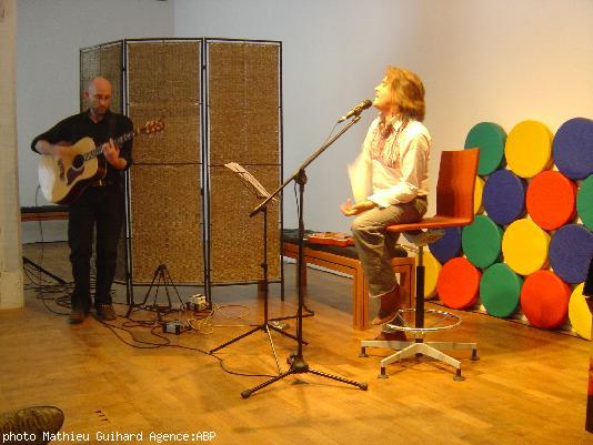 Nilda Fernandez accompagné par James Wood.