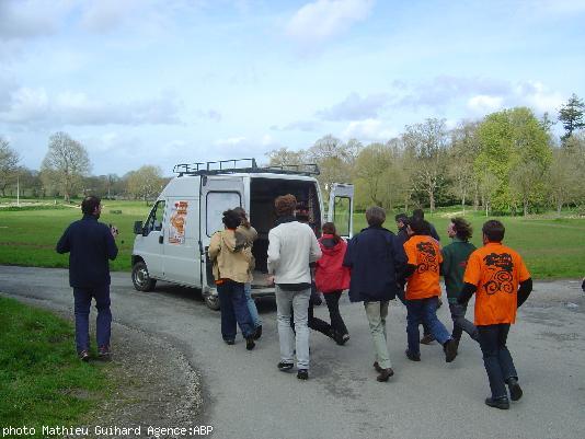 Un atelier très suivi : comment descendre d\'une camionnette en marche en toute sécurité...