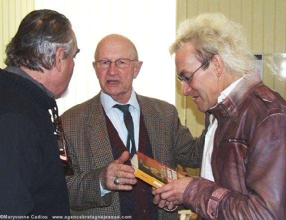 Jean-Louis Jossic les rejoint en tant qu\'ami et représentant de Yannick Guin adjoint à la Culture à la Ville de Nantes. Jean-Louis Jossic les rejoint en tant qu\'ami et représentant de Yannick Guin adjoint à la Culture à la Ville de Nantes.