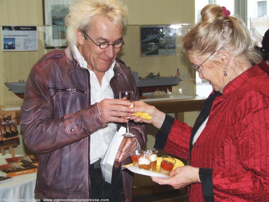Madame Yves Lainé - Ulla - veille au bien-être des invités. Madame Yves Lainé - Ulla - veille au bien-être des invités.