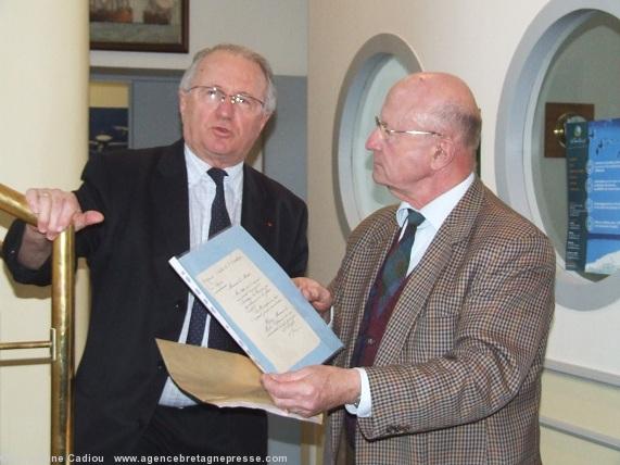 Yves Lainé offre à Patrick Mareschal pour les Archives départementales de Loire-Atlantique l'original de la lettre de Ange Guépin. Yves Lainé offre à Patrick Mareschal pour les Archives départementales de Loire-Atlantique l'original de la lettre de Ange Guépin.