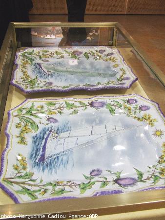 Deux plats des faïenceries Henriot de 60 x 50 cm environ. “Un cousinage artistique entre Henriot et une course de bateaux Deux plats des faïenceries Henriot de 60 x 50 cm environ. “Un cousinage artistique entre Henriot et une course de bateaux
