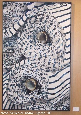 Fañch Moal. Le fameux tissu rayé en rouleaux. Fañch Moal. Le fameux tissu rayé en rouleaux.