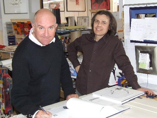 Éric Cabanas dédicace son livre d\'aquarelles à côté de Bruno Radigois à l\'Atelier de l\'encadrement.