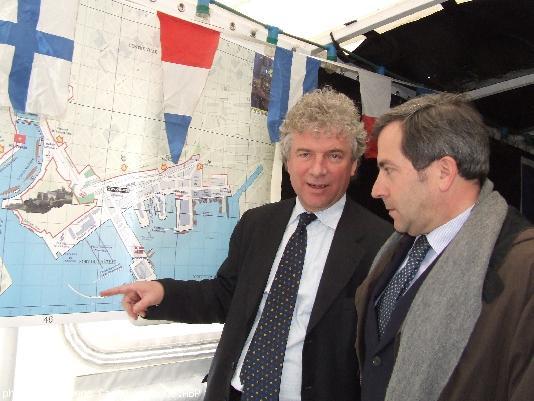 François Cuillandre - maire de Brest - et Christian Brisset - conseiller municipal de Nantes - devant le plan du port de Brest.
