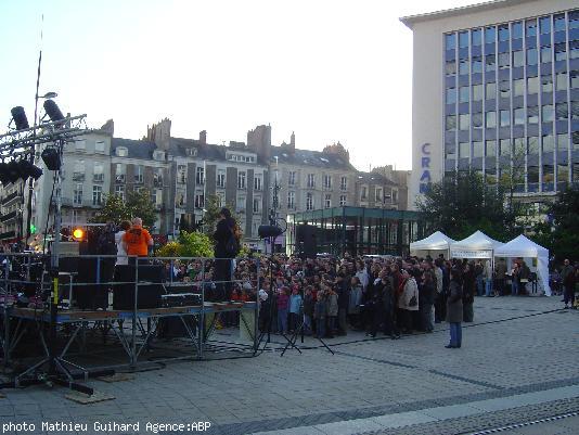 Les brittophones de Nantes se massent pour la photo géante.