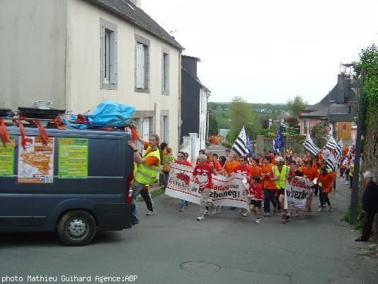 La tête de la course dans les rues de Carhaix