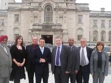 Représentants du Plaid Cymru et des Libéraux-Démocrates à l\'occasion de la signature du pacte pour Cardiff.