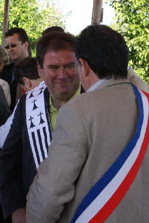 Christian Troadec maire de Carhaix et Richard Ferrand conseiller général du canton de Carhaix à la tribune vendredi. Kristian Guyonvarc'h était là aussi.