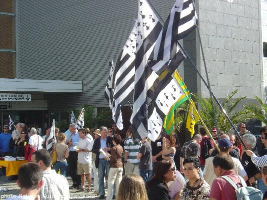 Une partie des manifestants attendant le résultat de l\'entrevue avec les chefs de cabinet de Rama Yade et du préfet des Pays de la Loire.