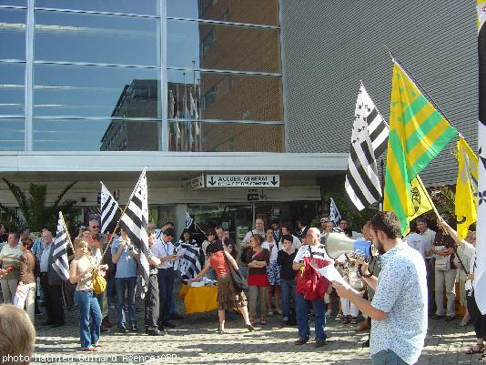 Quelques-uns des manifestants écoutant Jonathan Guillaume du collectif 44=BZH.