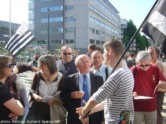 Patrick Mareschal président du Conseil général de Loire-atlantique et Catherine Touchefeu vice-présidente allaient à la cérémonie d\'ouverture du Forum des Droits de l\'Homme. Ils en ont profité pour discuter quelques instants avec les manifestants. Patri
