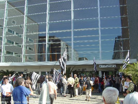 À 17 heures ce lundi une demi-heure avant la manifestation il y avait déjà une centaine de personnes.