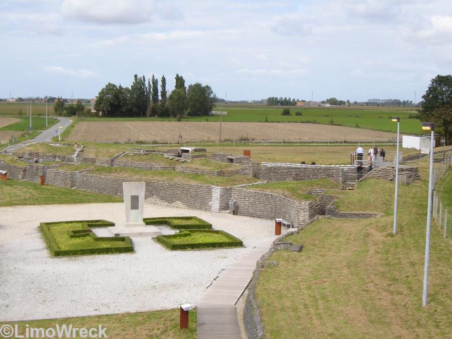 Le boyau de la mort. Dixmude. Flandres de l\'Ouest - Belgique. Photo LimoWreck WikiCommons. Licence de documentation libre GNU. Au centre la plaque objet du litige.