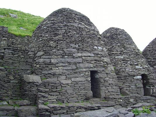 Huttes de pierres en nids d'abeilles de l'ancien ermitage celtique des Îles Skellig au large de la côte du Kerry en Irlande.