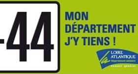 L'autocollant <i><b>“44 mon département j\'y tiens !”</b></i> édité par le Conseil général de Loire- Atlantique.