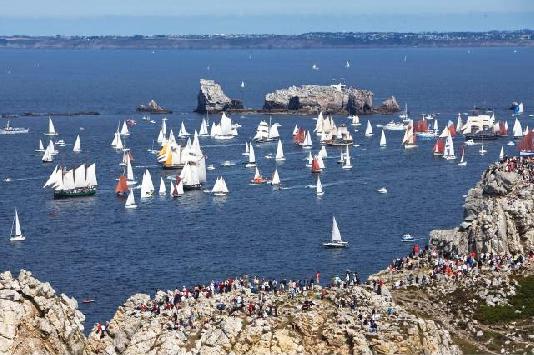 La Grande Parade de Brest 2008. La foule est massée sur la côte. Photo B. Stichelbaut. Brest 2008. Rivacom.