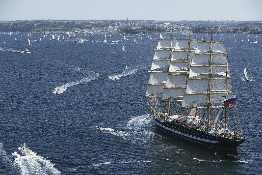 En vue de Douarnenez. Au premier plan le <i>Kruzenshtern</i>. Photo Jacques Vapillon / pixsail.com .