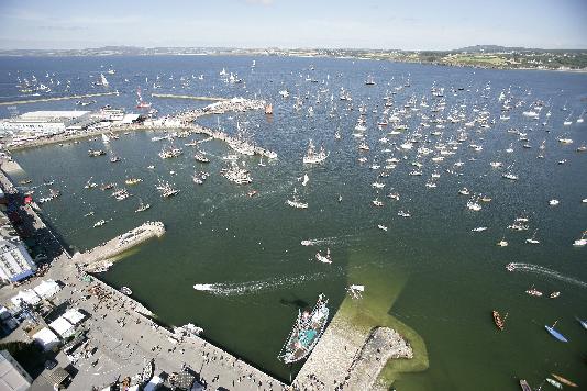 L\'arrivée vue de Douarnenez. Le Menez Hom à l\'horizon à droite. Photo Jacques Vapillon / pixsail.com .