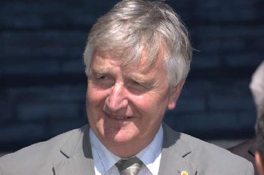 <b>Alun Ffred Jones</b>. (PhotoWiki license CC-BY-SA-2.5 2.0 1.0; GNU Free Documentation License).