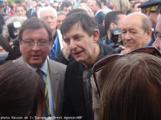 Jean-Pierre Jouyet secrétaire d\'État aux Affaires européennes accueilli par Emmanuel Morucci président de la Maison de l\'Europe de Brest et Bretagne ouest et membre du Team Europe France de la Commission européenne sur l\'espace Europe des fêtes mariti