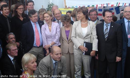 Photo de famille : les 27 ministres des Affaires européennes et les Commissaires devant le stand de la Commission européenne.