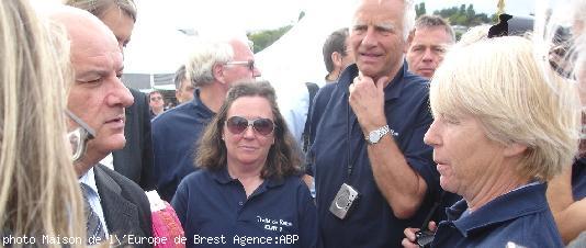 J. Borg échange avec les membres de l\'équipage du <i>Traité de Rome</i> à Brest.