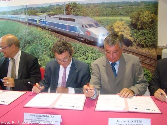 La signature du plan de financement du LGV Ouest à la gare de Rennes.