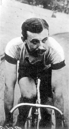 Le coureur Lucien Mazan <i>Petit Breton</i> né à Plessé en Loire-Inférieure en 1882.