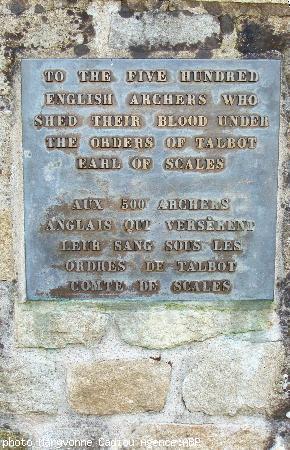 <i>To the five hundred English archers who shed their blood under the orders of Talbot earl of Scales.</i><br> Aux 500 archers anglais qui versèrent leur sang sous les ordres de Talbot* comte de Scales. <br>*Confusion entre le Comte de Scales commandant <i>To the five hundred English archers who shed their blood under the orders of Talbot earl of Scales.</i><br> Aux 500 archers anglais qui versèrent leur sang sous les ordres de Talbot* comte de Scales. <br>*Confusion entre le Comte de Scales commandant