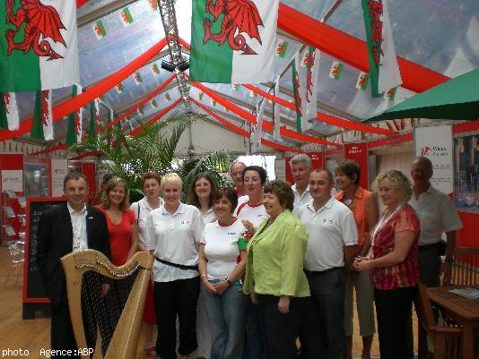 Andrew Davies avec l\'équipe du Pavillon gallois.  Festival Interceltique 2008.