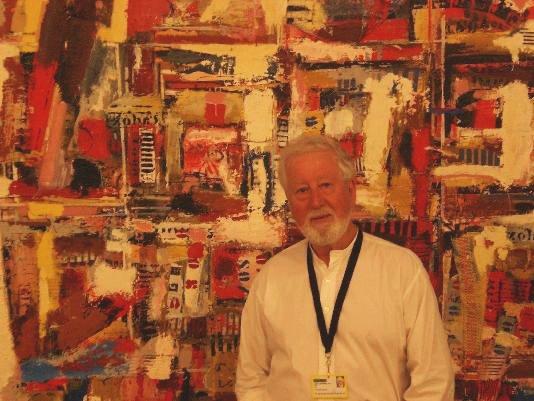 John Uzzell Edwards devant l\\\'une de ses œuvres.