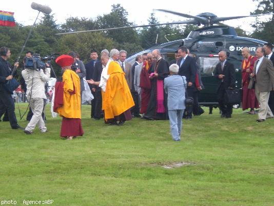 L\'arrivée du Dalaï-Lama accueilli par les élus et diverses autorités.