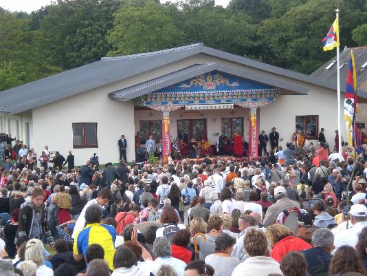 La foule devant le lieu de l\'intervention publique du dirigeant spirituel tibétain.
