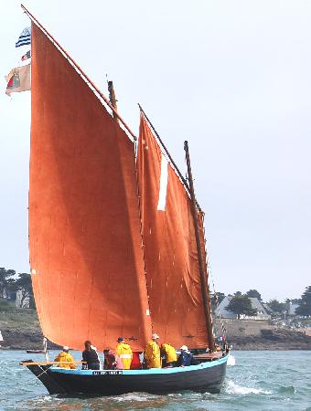 Le sinagot <i>Les trois frères</i> durant la Semaine du Golfe 2007. Photo Pline (wiki) sous <i>GNU free documentation licence</i>. Le sinagot <i>Les trois frères</i> durant la Semaine du Golfe 2007. Photo Pline (wiki) sous <i>GNU free documentation licence</i>.