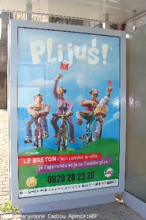 Dans un abri-bus du Conseil général à Herbignac. Ce samedi 30 août 2008. Dans un abri-bus du Conseil général à Herbignac. Ce samedi 30 août 2008.