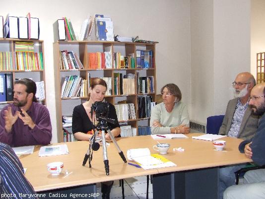 De g. à dr. Visant Roue ; Katell Leon ; Jocelyne Bourcy ; Jacques Le Coq et Serge Foucher. De g. à dr. Visant Roue ; Katell Leon ; Jocelyne Bourcy ; Jacques Le Coq et Serge Foucher.