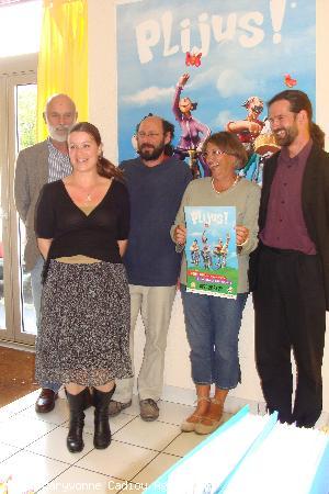 Après l\'effort le réconfort devant l\'affiche format abri-bus... De g. à dr. Jacques Le Coq ; Katell Leon ; Serge Foucher ; Jocelyne Bourcy et Visant Roue. Après l\'effort le réconfort devant l\'affiche format abri-bus... De g. à dr. Jacques Le Coq ; Katell Leon ; Serge Foucher ; Jocelyne Bourcy et Visant Roue.