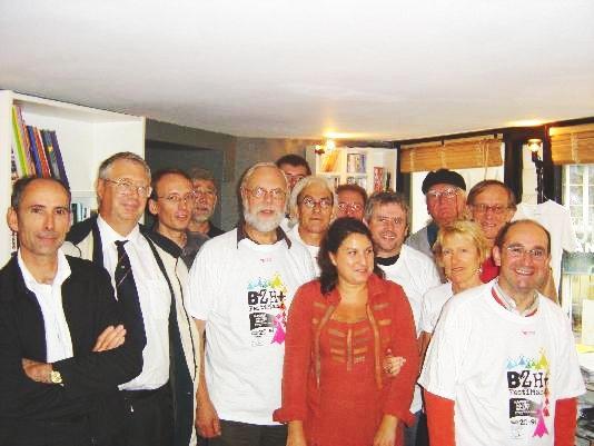 De gauche à droite : Paul Loret de Bretagne Réunie ; Joël Le Rudulier de War \\\'l Leur ; Christophe Simon de Bertaeyn Galeizz ; René Carcat de Kendalc\\\'h ; Patrick Malrieu du Conseil culturel de Bretagne ; Julian Bonnet de Bretagne Réunie ; Jean-Louis