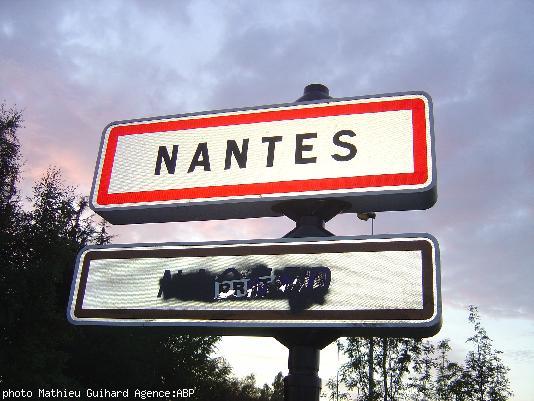 Panneau Naoned tagué. Un autocollant Bretagne avait alors été posé par-dessus mais il a été arraché. Panneau Naoned tagué. Un autocollant Bretagne avait alors été posé par-dessus mais il a été arraché.