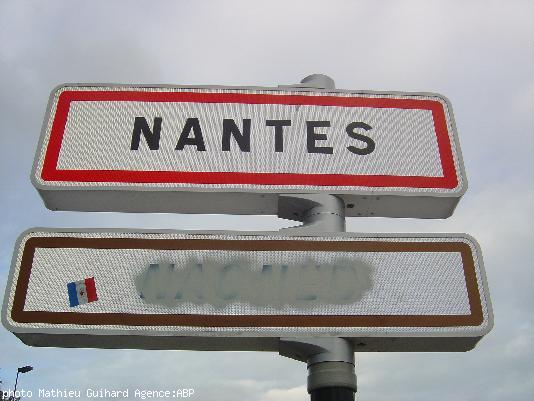 Pont des Trois Continents au bord de la Loire. Un autocollant aux couleurs françaises à été posé. Il est écrit dessus : \"Coeur-Sacré de Jésus Espoir et Salut de la France\". Pont des Trois Continents au bord de la Loire. Un autocollant aux couleurs françaises à été posé. Il est écrit dessus : \"Coeur-Sacré de Jésus Espoir et Salut de la France\".
