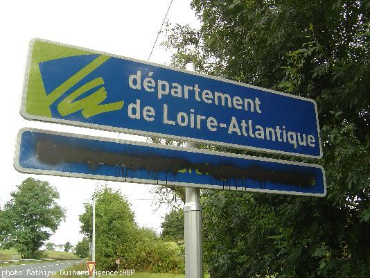 Panneau \"Bienvenue en Bretagne historique\" tagué en sortant de Torfou. Panneau \"Bienvenue en Bretagne historique\" tagué en sortant de Torfou.
