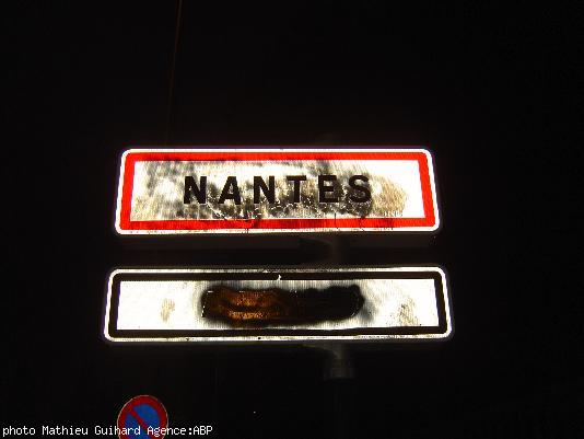 Pont du Cens. Les deux panneaux avaient été nettoyés. Le \"Naoned\" a été renoirci dans les 24 heures. Pont du Cens. Les deux panneaux avaient été nettoyés. Le \"Naoned\" a été renoirci dans les 24 heures.
