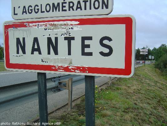 Quartier de Doulon. On voit que des autocollants \"Bretagne\" ont été arrachés de ce panneau \"Nantes\". Au fond on distingue un second panneau \"Nantes\" et en-dessous \"Naoned\" qui a été tagué. Quartier de Doulon. On voit que des autocollants \"Bretagne\" ont été arrachés de ce panneau \"Nantes\". Au fond on distingue un second panneau \"Nantes\" et en-dessous \"Naoned\" qui a été tagué.